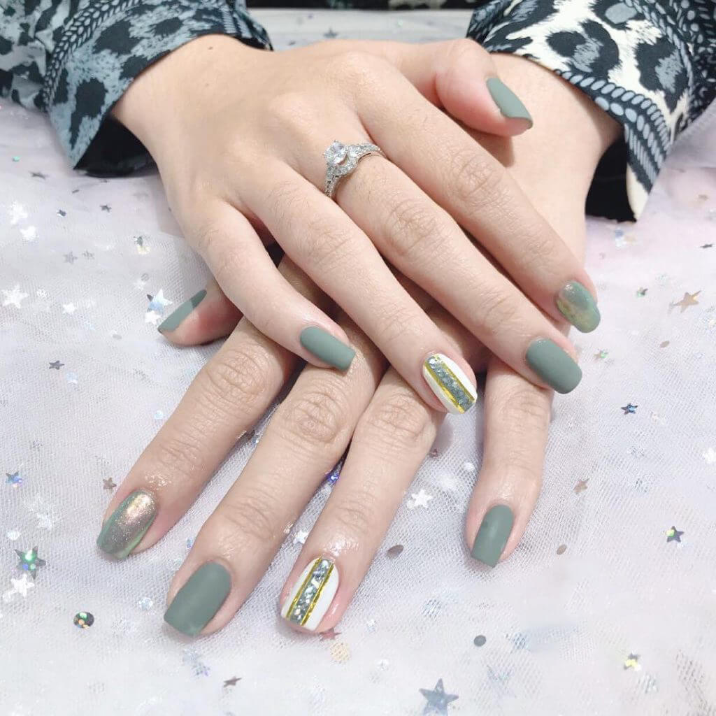 Kiểu nail móng kẻ 