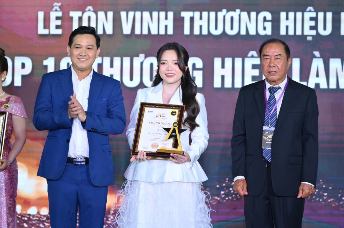 CEO nhận giải thưởng tại chương trình