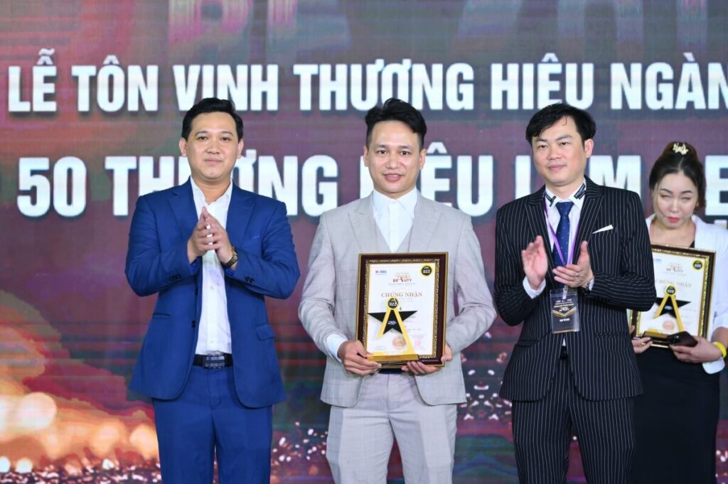 CEO Dr Bùi nhận giải top 50 thương hiệu vàng làm đẹp