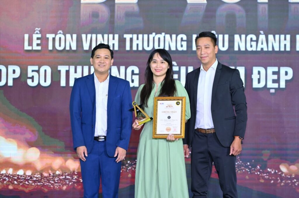 SKY H CENTER nhận giải TOP 50 thương hiệu vàng làm đẹp