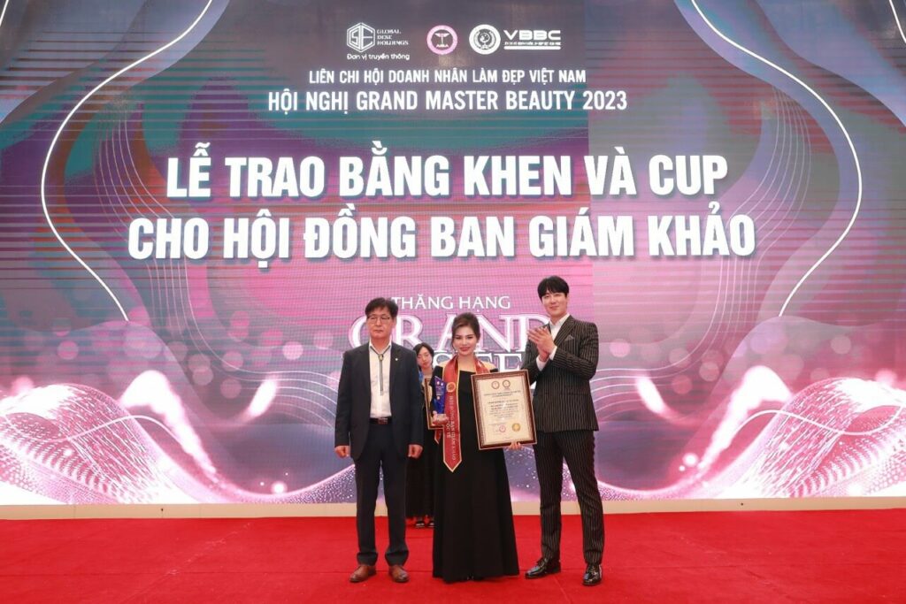 Trao bằng khen và cup cho ban giám khảo Grand Master Beauty 2023