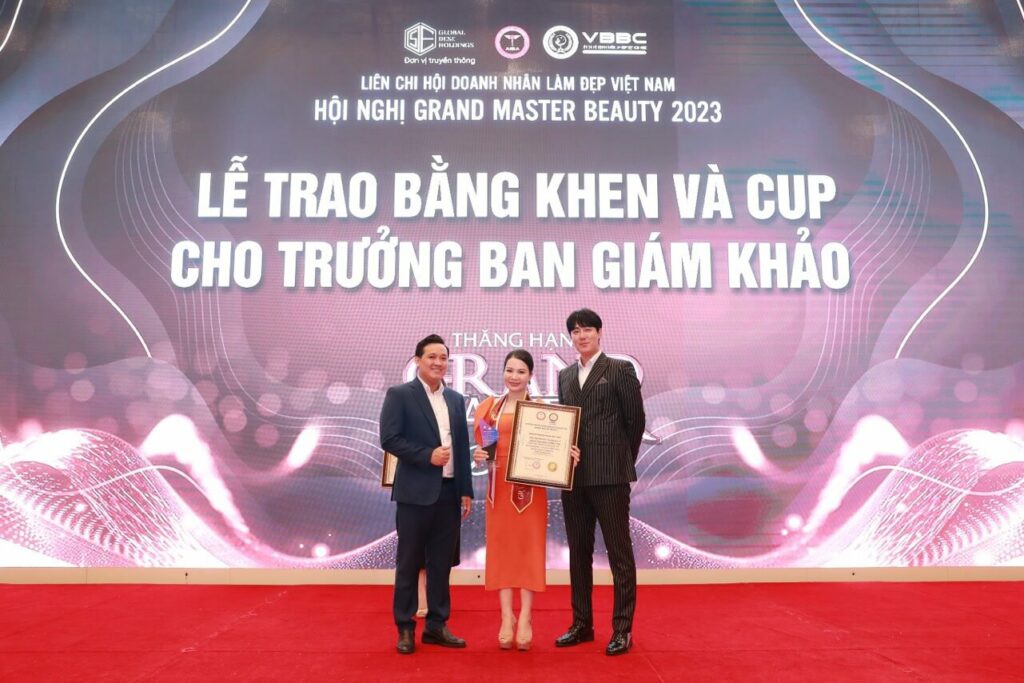 Trao bằng khen và cup cho ban giám khảo Grand Master Beauty 2023