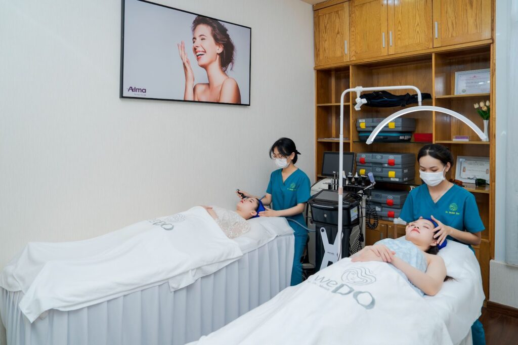 Nhân viên massage đầu thư giãn tại Dr.Meddi